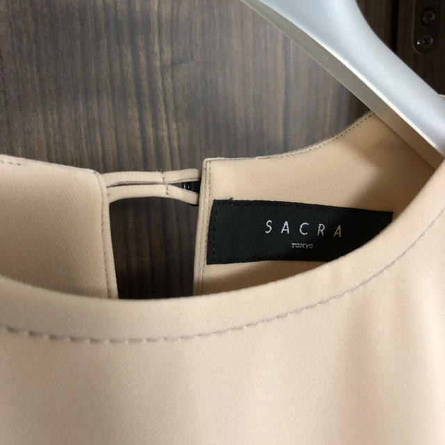 SACRA(サクラ)のsacra サクラ ベージュピンクブラウス 38 未使用 レディースのトップス(シャツ/ブラウス(長袖/七分))の商品写真