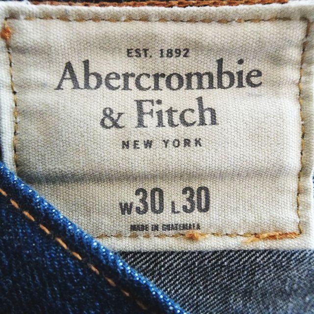 Abercrombie&Fitch(アバクロンビーアンドフィッチ)のアバクロ スリムストレートジーンズ デニムパンツ ダメージ加工 1E4981 メンズのパンツ(デニム/ジーンズ)の商品写真