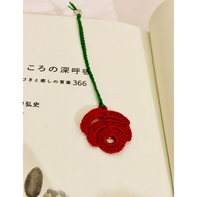 レース編みの薔薇のしおり<ハンドメイド> ハンドメイドの文具/ステーショナリー(しおり/ステッカー)の商品写真