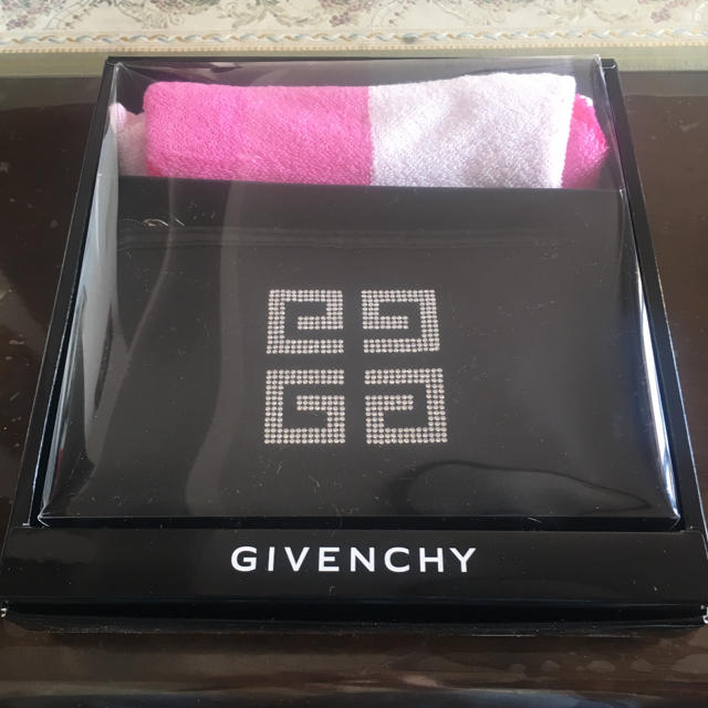 GIVENCHY(ジバンシィ)のGIVENCHY ポーチ&ハンカチセット レディースのファッション小物(ポーチ)の商品写真