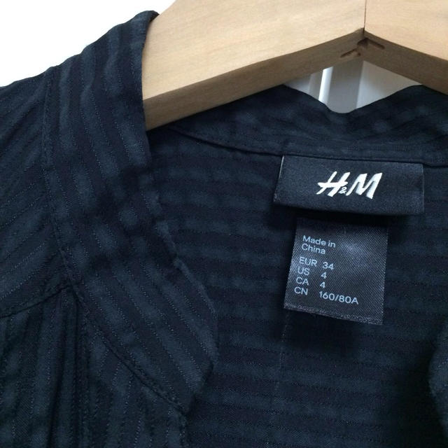 H&M(エイチアンドエム)のH＆M 黒ワンピース レディースのワンピース(ひざ丈ワンピース)の商品写真