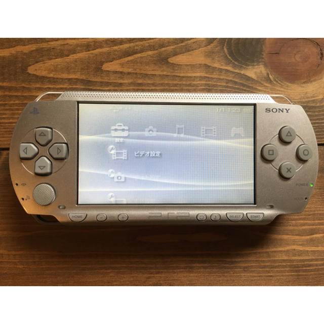 PlayStation Portable(プレイステーションポータブル)の【中古品】PSP-1000 シルバー エンタメ/ホビーのゲームソフト/ゲーム機本体(携帯用ゲーム機本体)の商品写真