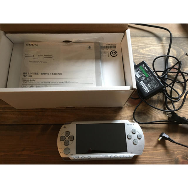 PlayStation Portable(プレイステーションポータブル)の【中古品】PSP-1000 シルバー エンタメ/ホビーのゲームソフト/ゲーム機本体(携帯用ゲーム機本体)の商品写真