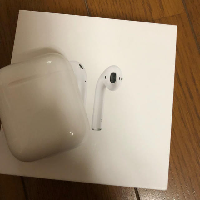 Apple(アップル)のairpods スマホ/家電/カメラのオーディオ機器(ヘッドフォン/イヤフォン)の商品写真