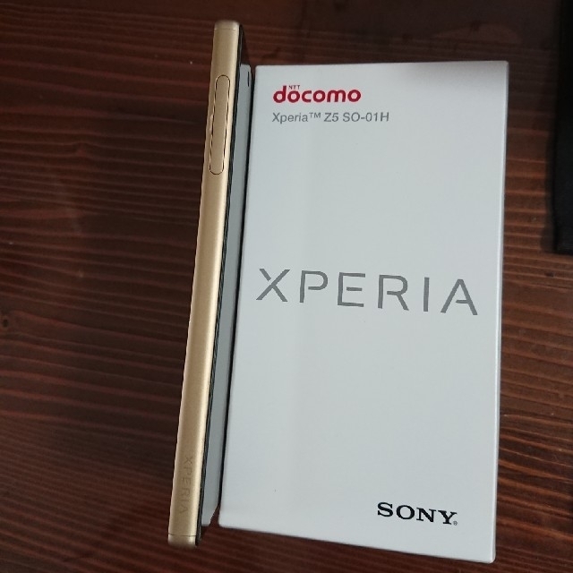 Xperia(エクスペリア)の【中古美品】docomo XPERIA Z5 SO-01H Gold スマホ/家電/カメラのスマートフォン/携帯電話(スマートフォン本体)の商品写真