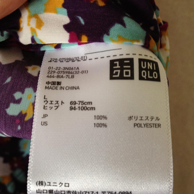 UNIQLO(ユニクロ)のユニクロLネイビー小花スカートパンツ レディースのパンツ(カジュアルパンツ)の商品写真