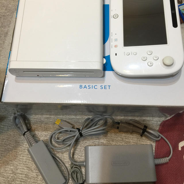 Wii U(ウィーユー)の値下げ wiiu ベーシックセット 8GB エンタメ/ホビーのゲームソフト/ゲーム機本体(家庭用ゲーム機本体)の商品写真