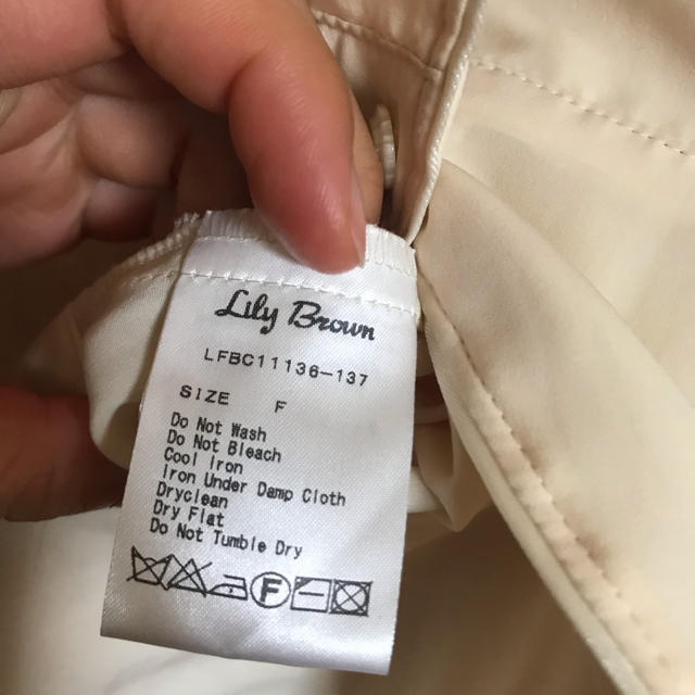 Lily Brown(リリーブラウン)のまな様専用出品✳︎Lily Brown スカラップブラウス レディースのトップス(シャツ/ブラウス(長袖/七分))の商品写真