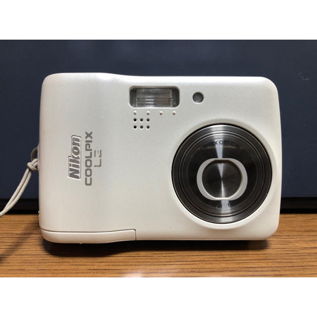 Nikon(ニコン)のNikon COOLPIX L2 White スマホ/家電/カメラのカメラ(コンパクトデジタルカメラ)の商品写真