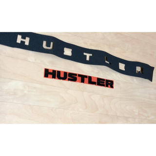 スズキ(スズキ)のスズキ純正　ハスラー用「ＨＵＳＴＬＥＲ」フロントエンブレム ブラック(車外アクセサリ)