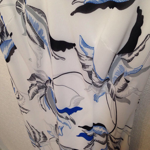 MICHEL KLEIN(ミッシェルクラン)のフラワー柄ドレス レディースのワンピース(ひざ丈ワンピース)の商品写真