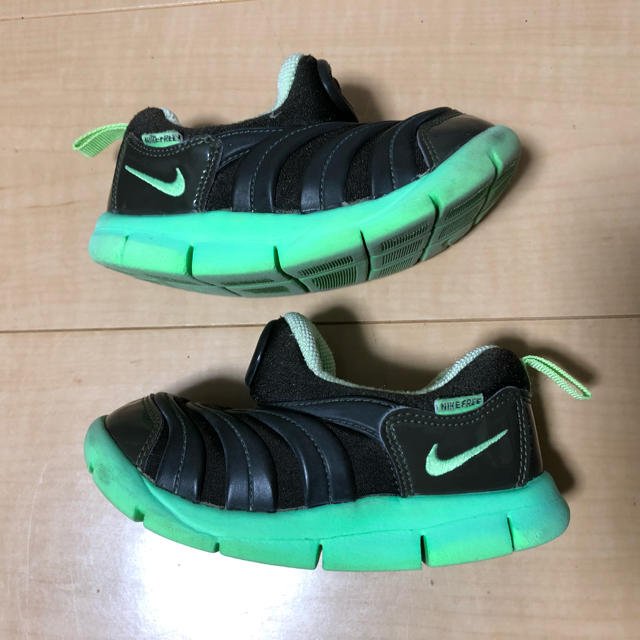 NIKE(ナイキ)の中古 ダイナモフリー 15cm キッズ/ベビー/マタニティのキッズ靴/シューズ(15cm~)(スニーカー)の商品写真