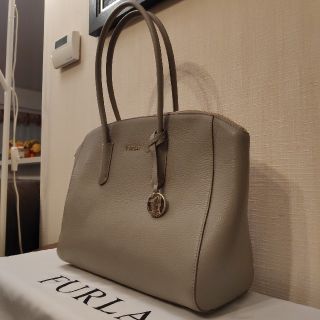 フルラ(Furla)の【新品！】フルラ　シンプルトートバック　グレージュ(トートバッグ)