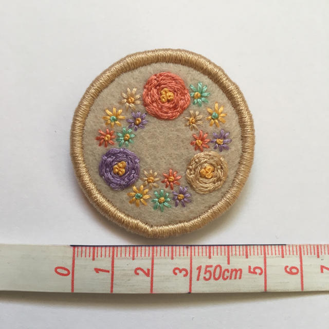 176.お花の刺繍ブローチ✴︎受注製作 ハンドメイドのアクセサリー(コサージュ/ブローチ)の商品写真