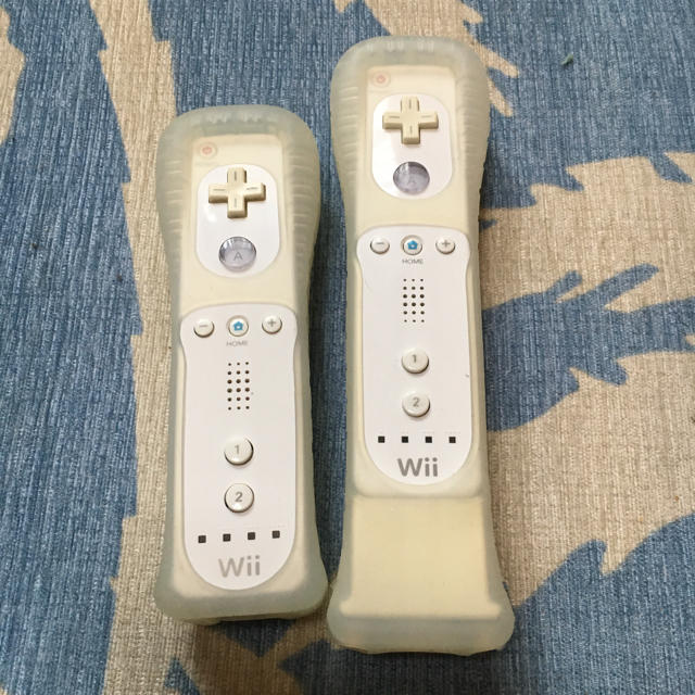 Wii(ウィー)のWii リモコン 2本セット エンタメ/ホビーのゲームソフト/ゲーム機本体(家庭用ゲーム機本体)の商品写真