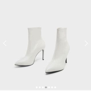 ザラ(ZARA)のホワイト アンクル ブーツ 👢(ブーツ)