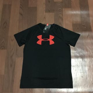 アンダーアーマー(UNDER ARMOUR)のラスト1 アンダーアーマー Tシャツ YLG 150 ブラック レッド ユース(Tシャツ/カットソー)