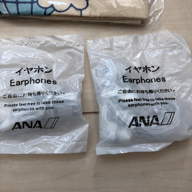 ANA(全日本空輸)(エーエヌエー(ゼンニッポンクウユ))のANA絵合わせゲーム、飛行機風船、イヤホン2個 エンタメ/ホビーのコレクション(ノベルティグッズ)の商品写真