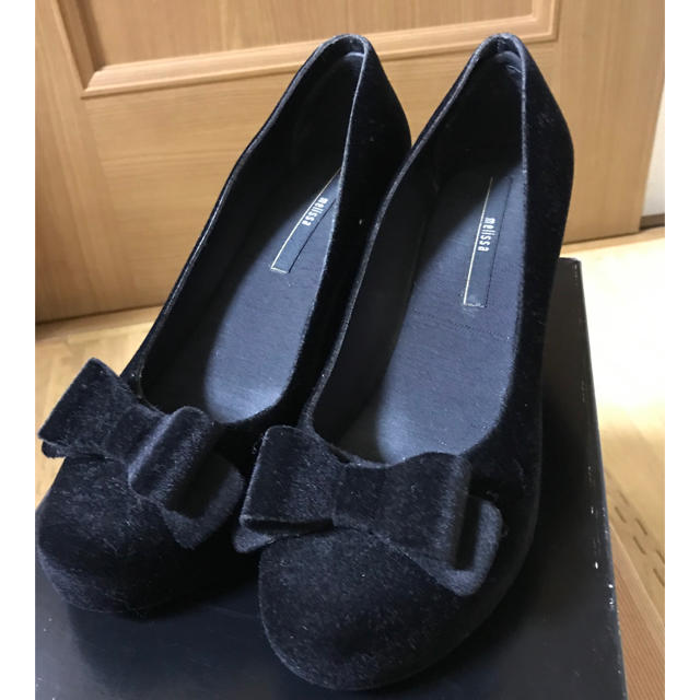 melissa(メリッサ)のmelissa ベロア BLACK リボンパンプス 38.0 レディースの靴/シューズ(ハイヒール/パンプス)の商品写真