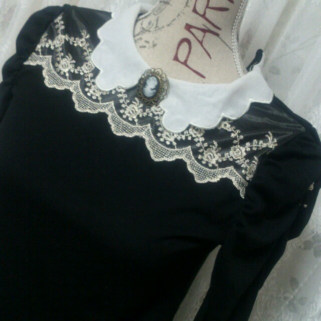 axes femme(アクシーズファム)のカメオ付きマトン袖長袖トップス レディースのトップス(カットソー(長袖/七分))の商品写真