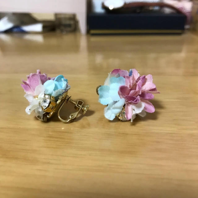 passage mignon(パサージュミニョン)のフラワーパールイヤリング レディースのアクセサリー(イヤリング)の商品写真