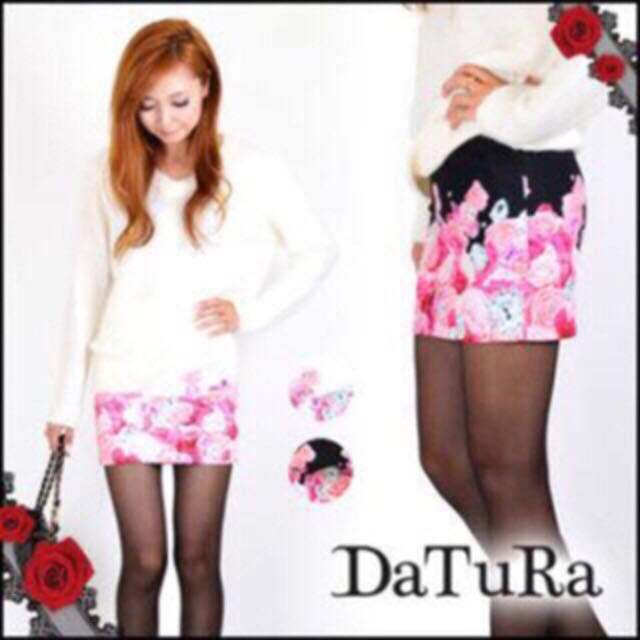 DaTuRa(ダチュラ)のDaTuRa ビジュ ローズ スカート レディースのスカート(ミニスカート)の商品写真