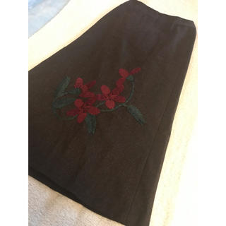 シビラ(Sybilla)のシビラ 花の刺繍ロングスカート 美品(ロングスカート)