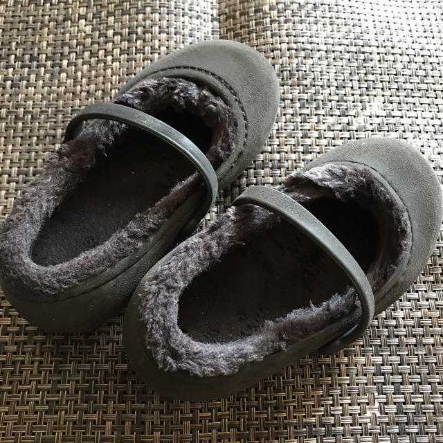 crocs(クロックス)のクロックス ボアサンダル ブラック キッズ/ベビー/マタニティのベビー靴/シューズ(~14cm)(サンダル)の商品写真