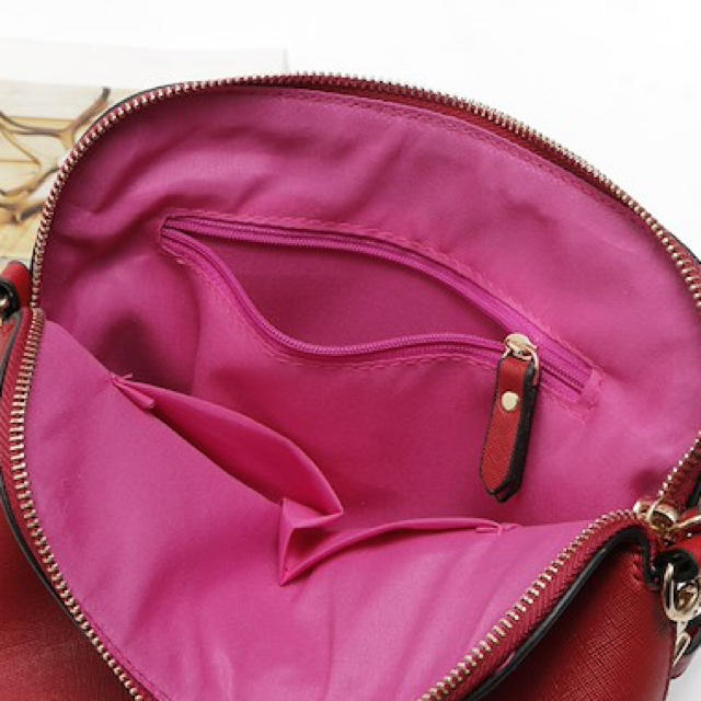Victoria's Secret(ヴィクトリアズシークレット)のショルダーバッグ レッド レザー調 Victoria’s Seclet レディースのバッグ(ショルダーバッグ)の商品写真