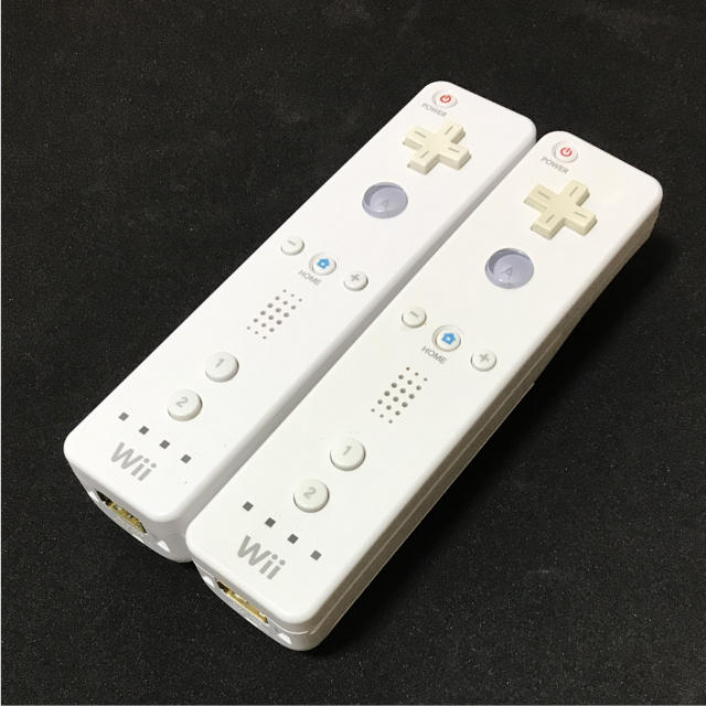 Wii(ウィー)のwiiリモコン 2個 セット ニンテンドー 任天堂 シロ ホワイト 白 純正 エンタメ/ホビーのゲームソフト/ゲーム機本体(家庭用ゲーム機本体)の商品写真