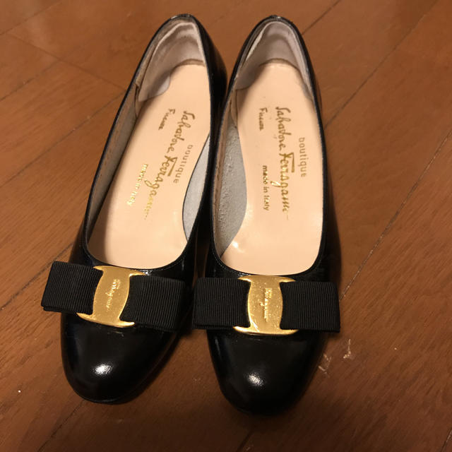 Salvatore Ferragamo(サルヴァトーレフェラガモ)のフェラガモの定番パンプス サイズ4C 黒エナメル レディースの靴/シューズ(ハイヒール/パンプス)の商品写真