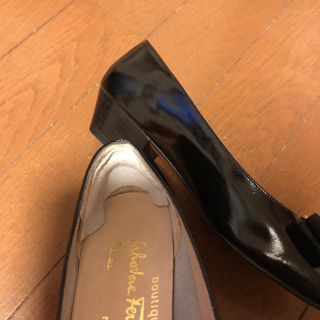 Salvatore Ferragamo(サルヴァトーレフェラガモ)のフェラガモの定番パンプス サイズ4C 黒エナメル レディースの靴/シューズ(ハイヒール/パンプス)の商品写真