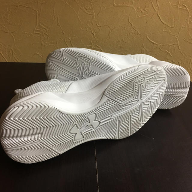 UNDER ARMOUR - アンダーアーマー ハイカット 23.5cm 新品の通販 UNDER ARMOUR - アンダーアーマー ハイカット 23.5cm 新品の通販