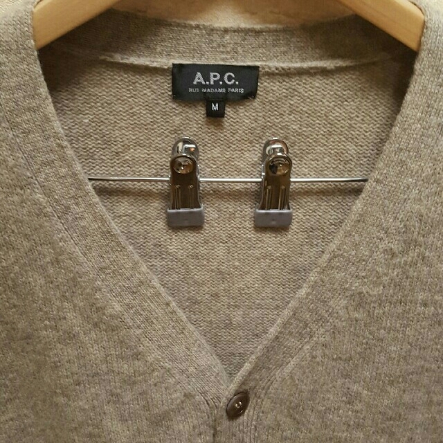 A.P.C(アーペーセー)のA.P.C.カーディガン　ベージュ メンズのトップス(カーディガン)の商品写真