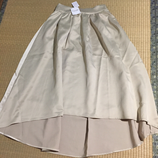 EmiriaWiz(エミリアウィズ)のエミリアウィズ バックテールサテンスカート レディースのスカート(ひざ丈スカート)の商品写真