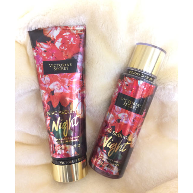 Victoria's Secret(ヴィクトリアズシークレット)の限定品!ヴィクトリアズシークレットピュアセダクションナイト ミスト クリーム コスメ/美容のボディケア(ボディクリーム)の商品写真