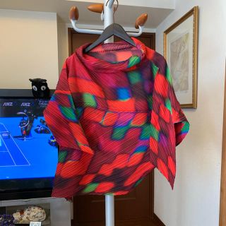 イッセイミヤケ(ISSEY MIYAKE)の専用 イッセイミヤケ ファーストライン 美しい赤系のモードトップス(カットソー(長袖/七分))