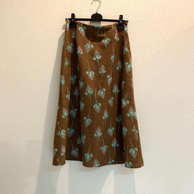 IENA(イエナ)のIENA 18AW フラワーモチーフプリント シャーリングスカート 美品 イエナ レディースのスカート(ロングスカート)の商品写真