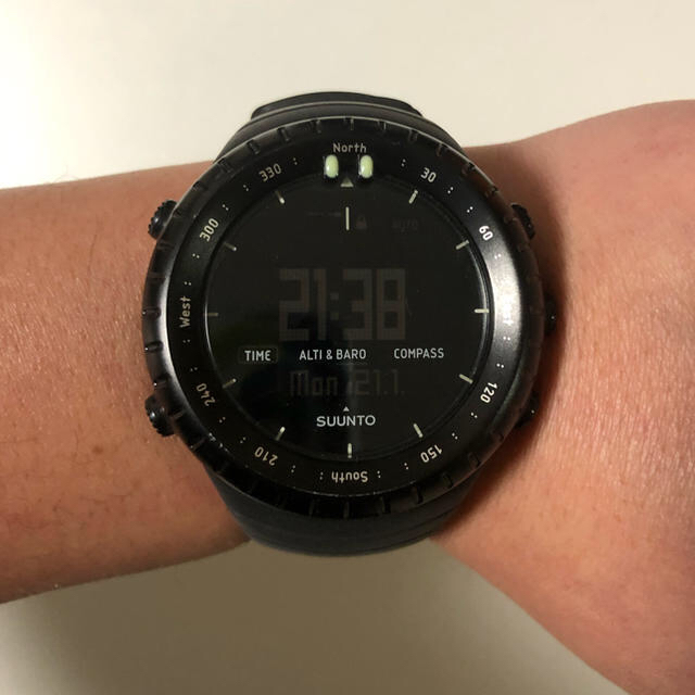 SUUNTO(スント)のゆうさんSUUNTO CORE ALL BLACKスント コア オールブラック メンズの時計(腕時計(デジタル))の商品写真