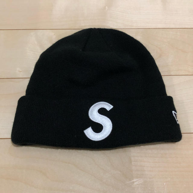 Supreme(シュプリーム)のSupreme Newera S logo beanie black 17fw メンズの帽子(ニット帽/ビーニー)の商品写真