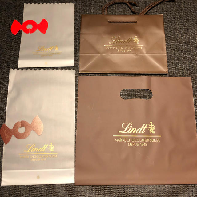 Lindt(リンツ)のリンツ ストロベリー&抹茶☺︎計30個(各15個ずつ) 食品/飲料/酒の食品(菓子/デザート)の商品写真