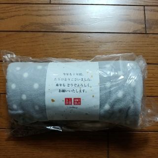 ユニクロ(UNIQLO)の非売品　ユニクロ　フリースブランケット　グレー&水玉(おくるみ/ブランケット)