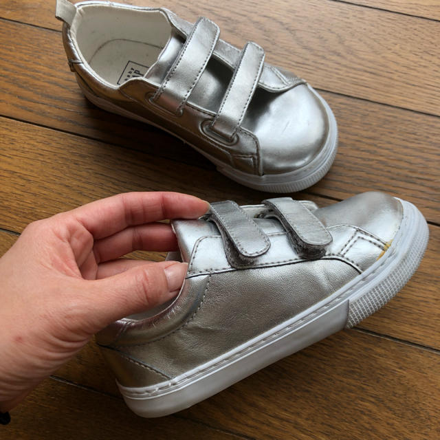 babyGAP(ベビーギャップ)の美品☆GAPbaby シルバースニーカー キッズ/ベビー/マタニティのキッズ靴/シューズ(15cm~)(スニーカー)の商品写真