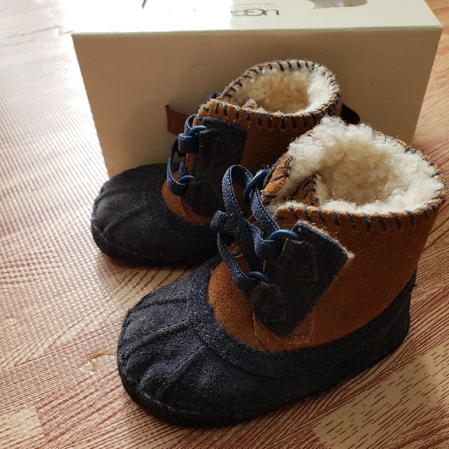 UGG(アグ)の値下げしました☆UGG　ベビーシューズ　 キッズ/ベビー/マタニティのベビー靴/シューズ(~14cm)(ブーツ)の商品写真