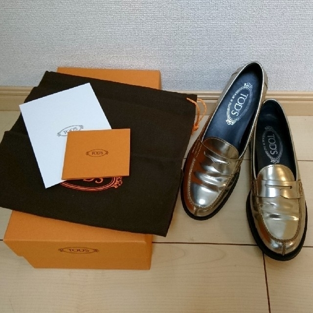 TOD'S(トッズ)のTOD'S ローファー  パテント シャンパンゴールド 361/2  23.5㎝ レディースの靴/シューズ(ローファー/革靴)の商品写真