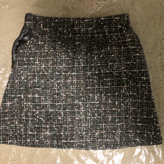 Swankiss(スワンキス)の新品未使用タグ付 swankiss ビジュー付ツイードスカート レディースのスカート(ミニスカート)の商品写真