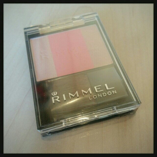 RIMMEL(リンメル)のRIMMEL スリーインワン モデリングフェイスブラッシュ 002 コスメ/美容のベースメイク/化粧品(チーク)の商品写真