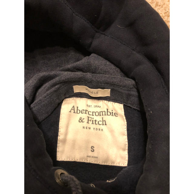 Abercrombie&Fitch(アバクロンビーアンドフィッチ)のパーカー アバクロ 紺色 Sサイズ メンズのトップス(パーカー)の商品写真