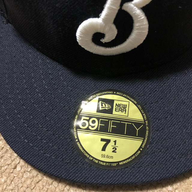 横浜DeNAベイスターズ(ヨコハマディーエヌエーベイスターズ)の新品未使用 new era 横浜ベースターズ 7 1/2 少し上に汚れあり メンズの帽子(キャップ)の商品写真