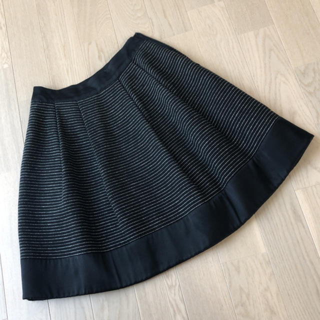 M-premier(エムプルミエ)のMプルミエ ボーダーフレアスカート 38 黒 レディースのスカート(ひざ丈スカート)の商品写真